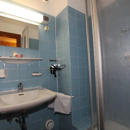 Garni Gerhard אוץ